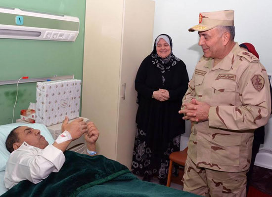 رئيس الأركان يزور المصابين من أبطال القوات المسلحة (3)