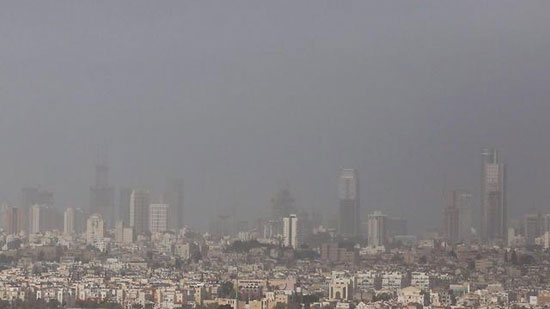 عاصفة ترابية تصيب الحياة فى إسرائيل بالشلل  (1)