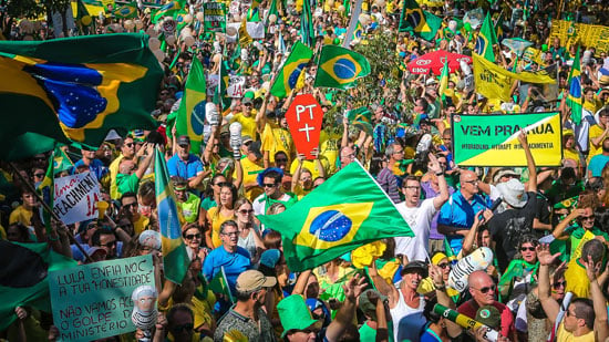 ملايين-البرازيليين-يطالبون-برحيل-الرئيسة-ديلما-روسيف--(2)