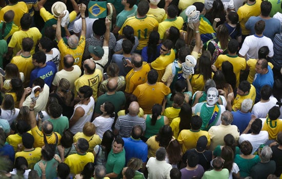 ملايين-البرازيليين-يطالبون-برحيل-الرئيسة-ديلما-روسيف--(4)