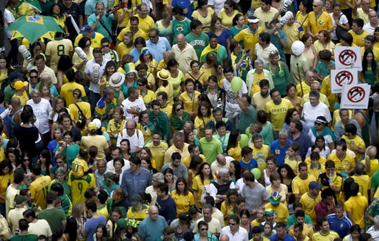 ملايين-البرازيليين-يطالبون-برحيل-الرئيسة-ديلما-روسيف--(5)