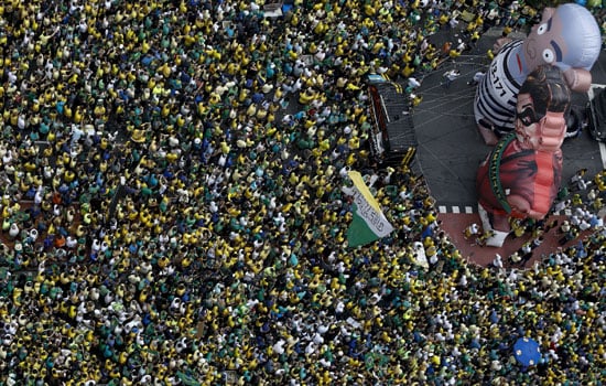 ملايين-البرازيليين-يطالبون-برحيل-الرئيسة-ديلما-روسيف--(6)