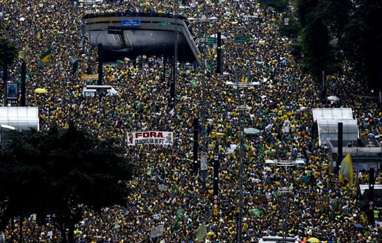 ملايين-البرازيليين-يطالبون-برحيل-الرئيسة-ديلما-روسيف--(7)