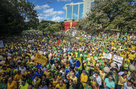 ملايين-البرازيليين-يطالبون-برحيل-الرئيسة-ديلما-روسيف--(9)