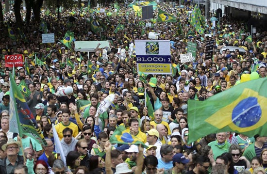ملايين-البرازيليين-يطالبون-برحيل-الرئيسة-ديلما-روسيف--(10)