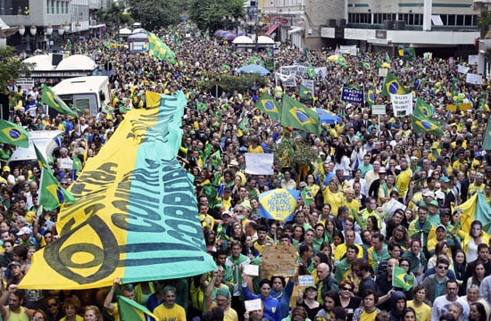 ملايين-البرازيليين-يطالبون-برحيل-الرئيسة-ديلما-روسيف--(11)