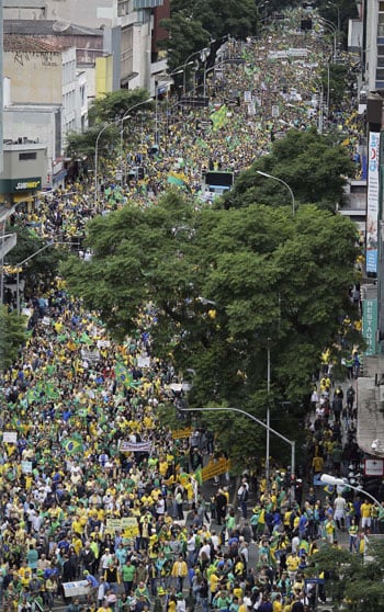 ملايين-البرازيليين-يطالبون-برحيل-الرئيسة-ديلما-روسيف--(12)