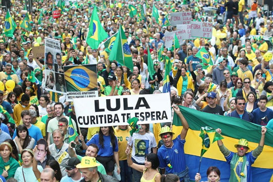 ملايين-البرازيليين-يطالبون-برحيل-الرئيسة-ديلما-روسيف--(13)