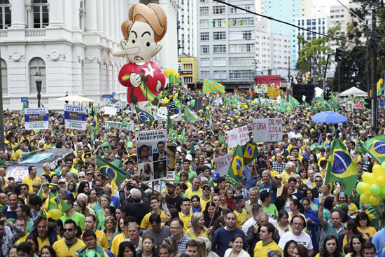 ملايين-البرازيليين-يطالبون-برحيل-الرئيسة-ديلما-روسيف--(14)