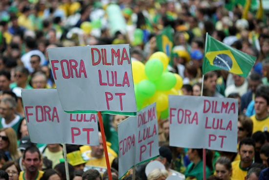 ملايين-البرازيليين-يطالبون-برحيل-الرئيسة-ديلما-روسيف--(15)