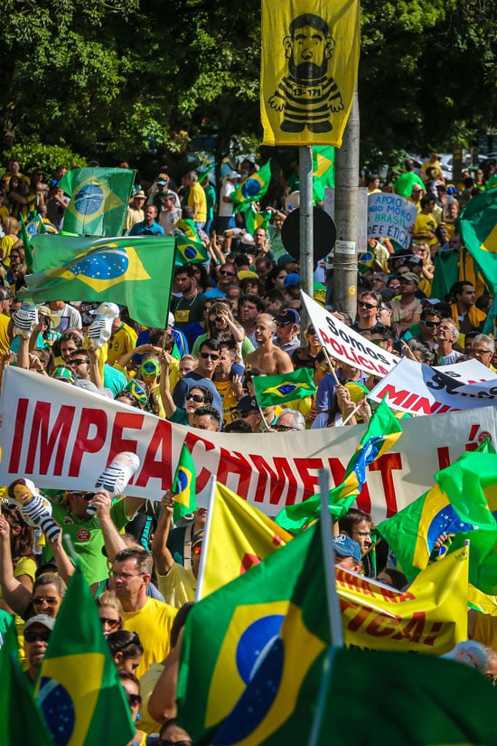 ملايين-البرازيليين-يطالبون-برحيل-الرئيسة-ديلما-روسيف--(16)