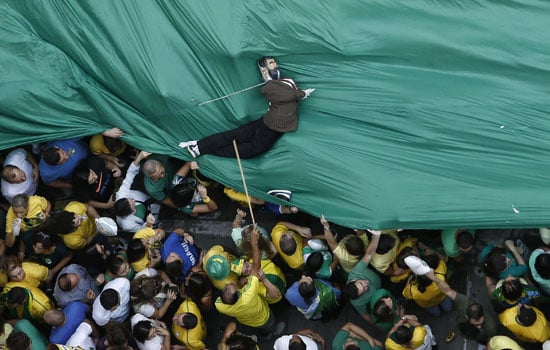 ملايين-البرازيليين-يطالبون-برحيل-الرئيسة-ديلما-روسيف--(18)