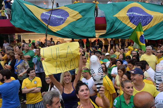 ملايين-البرازيليين-يطالبون-برحيل-الرئيسة-ديلما-روسيف--(20)
