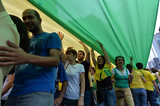 ملايين-البرازيليين-يطالبون-برحيل-الرئيسة-ديلما-روسيف--(22)