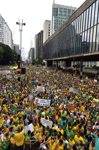 ملايين-البرازيليين-يطالبون-برحيل-الرئيسة-ديلما-روسيف--(24)