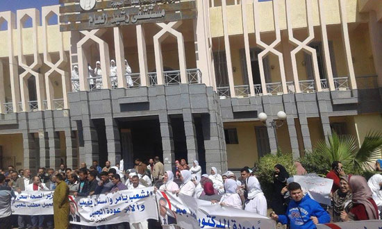 أهالى رشيد ينظمون وقفة احتجاجا لاستبعاد مدير المستشفى العام  (1)