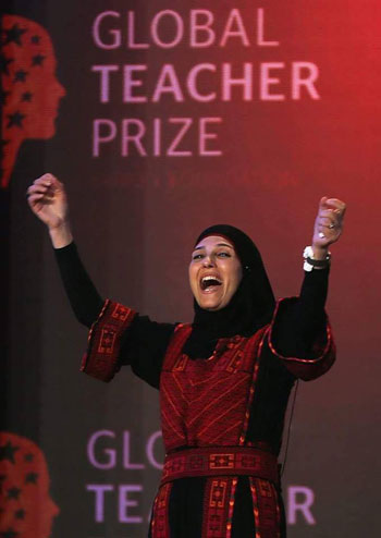 المعلمة الفلسطينية حنان الحروب الفائزة بالجائزة (1)