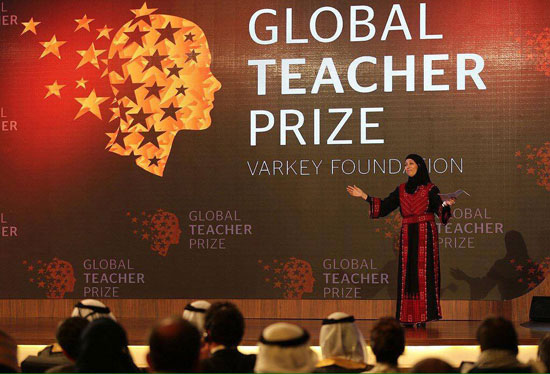 المعلمة الفلسطينية حنان الحروب الفائزة بالجائزة (3)