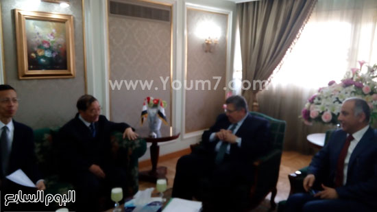 اشرف الشيحى وزير التعليم العالى مع سفير الصين (2)