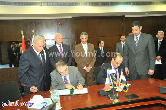 وزير النقل خلال توقيع عقد مع عدد من الشركات الفرنسية  (1)