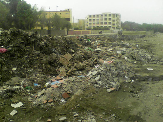 القمامة تملأ شوارع قرية صندفا فى المنيا (5)