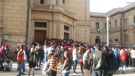 حالات إغماء وسط طلاب جامعة القاهرة لدخول حفل هانى شاكر (1)