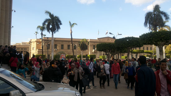 حالات إغماء وسط طلاب جامعة القاهرة لدخول حفل هانى شاكر (2)