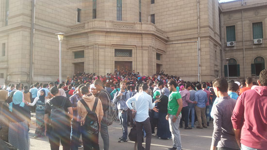 حالات إغماء وسط طلاب جامعة القاهرة لدخول حفل هانى شاكر (3)