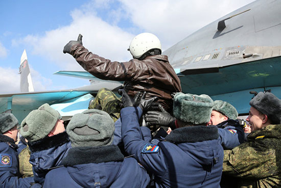 استقبال الطيارين الروس عقب عودتهم من سوريا (6)