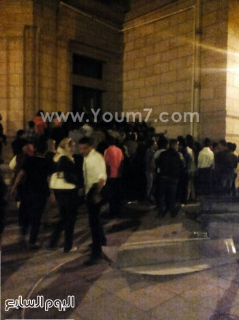 الأمن يخلى حرم جامعة القاهرة لعدم قدرة المسرح على استيعاب جمهور هانى شاكر (2)