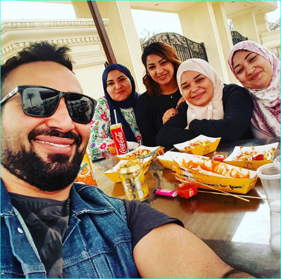 أحمد سعد يلتقط سيلفى مع شقيقاته البنات (2)