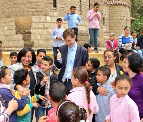 السفير البريطانى يلتقى بتلاميذ ومعلمى وحدة الصم فى القاهرة (5)