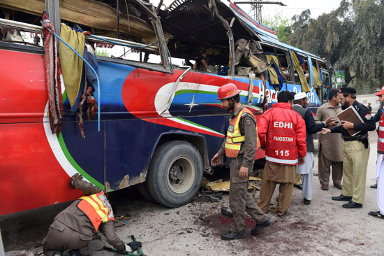 انفجار قنبلة بحافلة فى شمال غرب باكستان (2)