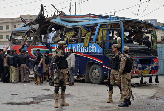 انفجار قنبلة بحافلة فى شمال غرب باكستان (4)