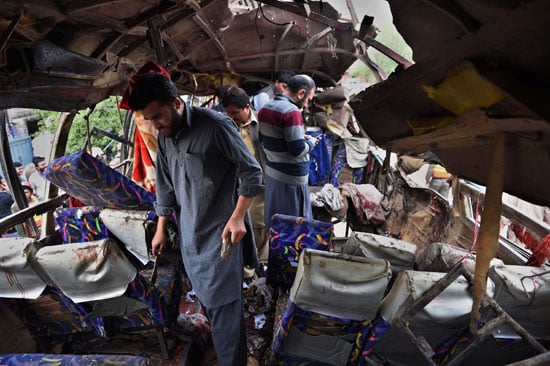 انفجار قنبلة بحافلة فى شمال غرب باكستان (5)