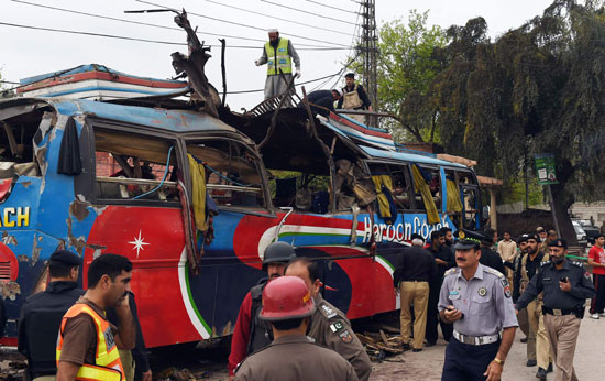 انفجار قنبلة بحافلة فى شمال غرب باكستان (6)