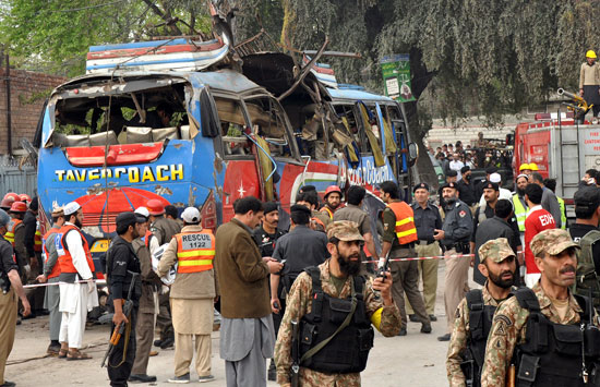 انفجار قنبلة بحافلة فى شمال غرب باكستان (9)