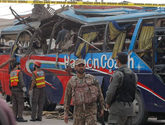 انفجار قنبلة بحافلة فى شمال غرب باكستان (10)