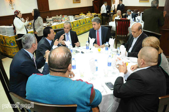 شريف فتحى اجتماع رؤساء القطاعات (الشركة القابضة مصر للطيران (1)