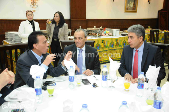 شريف فتحى اجتماع رؤساء القطاعات (الشركة القابضة مصر للطيران (2)