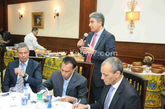 شريف فتحى اجتماع رؤساء القطاعات (الشركة القابضة مصر للطيران (6)