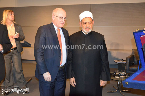 الإمام الأكبر يهدى رئيس البرلمان الألمانى كتاب الجامع الأزهر التوثيقى  (1)