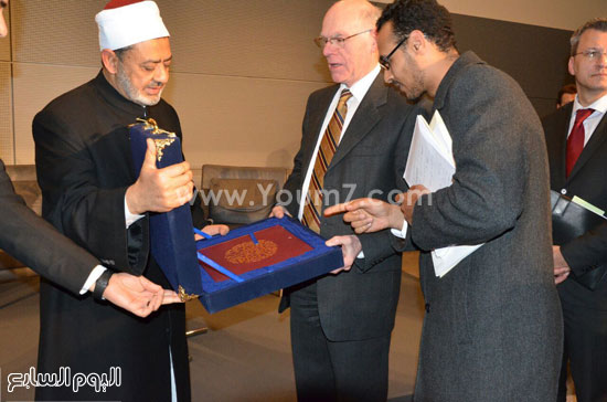 الإمام الأكبر يهدى رئيس البرلمان الألمانى كتاب الجامع الأزهر التوثيقى  (3)