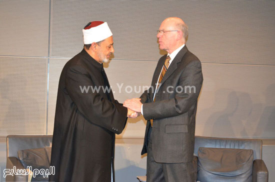 الإمام الأكبر يهدى رئيس البرلمان الألمانى كتاب الجامع الأزهر التوثيقى  (5)