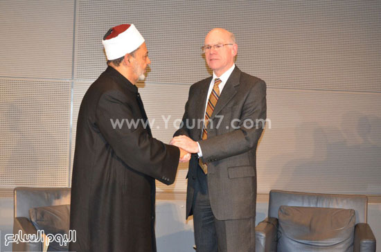 الإمام الأكبر يهدى رئيس البرلمان الألمانى كتاب الجامع الأزهر التوثيقى  (6)
