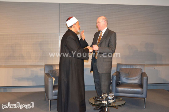 الإمام الأكبر يهدى رئيس البرلمان الألمانى كتاب الجامع الأزهر التوثيقى  (8)