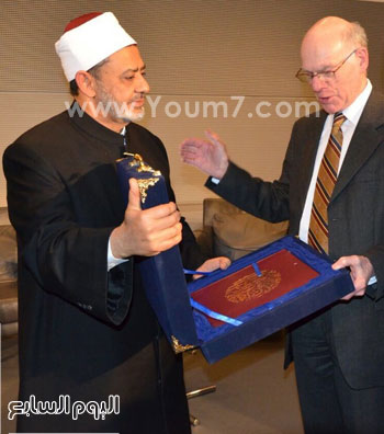 الإمام الأكبر يهدى رئيس البرلمان الألمانى كتاب الجامع الأزهر التوثيقى  (9)
