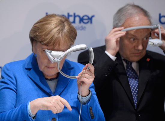انجيلا ميركل تجرب نظارة ذكية فى زيارة لمعرض CeBit التكنولوجى (1)