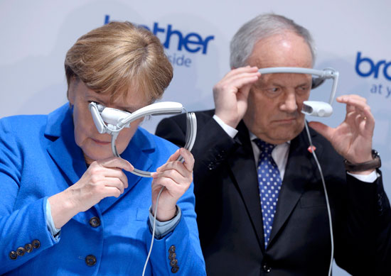 انجيلا ميركل تجرب نظارة ذكية فى زيارة لمعرض CeBit التكنولوجى (2)