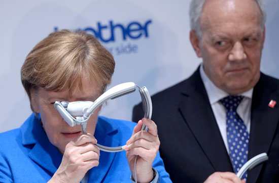 انجيلا ميركل تجرب نظارة ذكية فى زيارة لمعرض CeBit التكنولوجى (3)